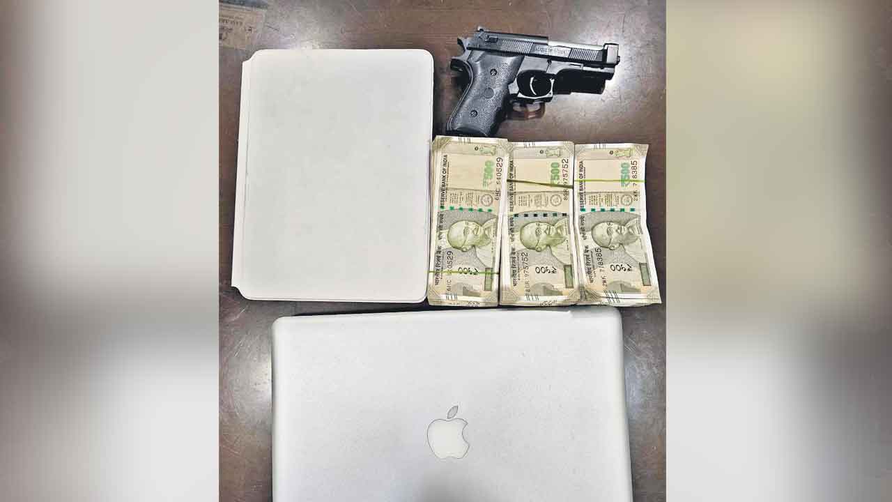 బొమ్మ పిస్తోల్‌తో బెదిరించి చోరీ