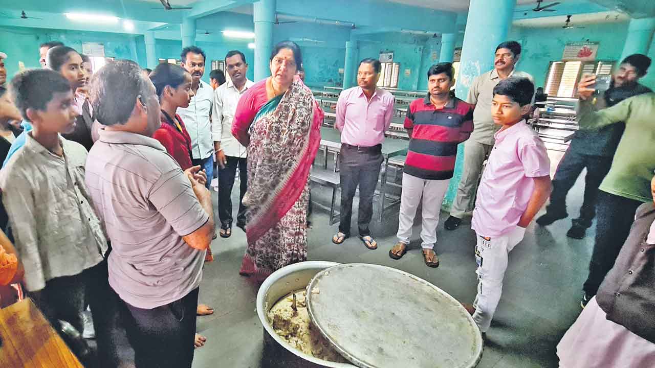 Satyavati Rathod | వంట గదులు ఇట్లనే ఉంటయా? మీ పిల్లలకు ఇలాగే వండిపెడతారా?.. మాజీ మంత్రి సత్యవతి రాథోడ్‌ ఫైర్‌