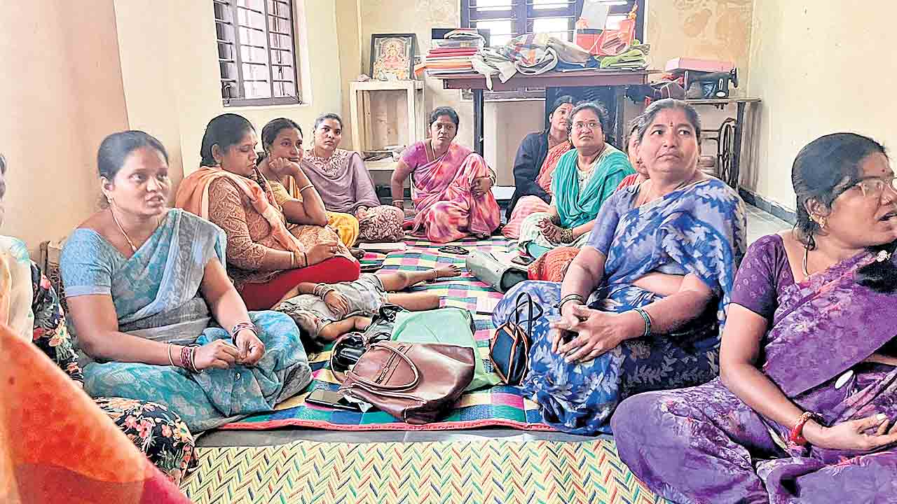 మెప్మా ఆర్పీల మహాధర్నా