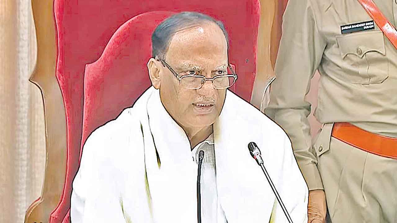 సభలో బిల్లు పెట్టకముందే పేపర్లలో ప్రకటనలా?