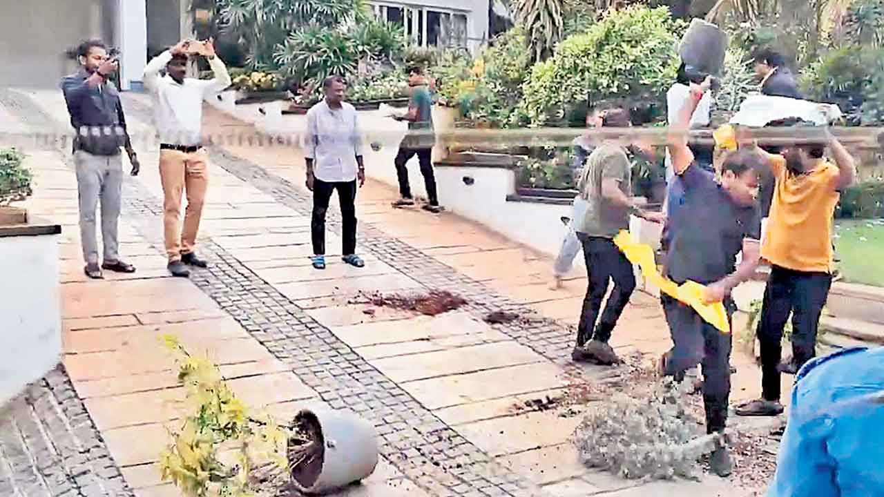 Allu Arjun | అల్లు అర్జున్‌ ఇంటిపై దాడి.. ఓయూ జేఏసీ ముసుగులో యూత్‌ కాంగ్రెస్‌ నేతల అరాచకం 