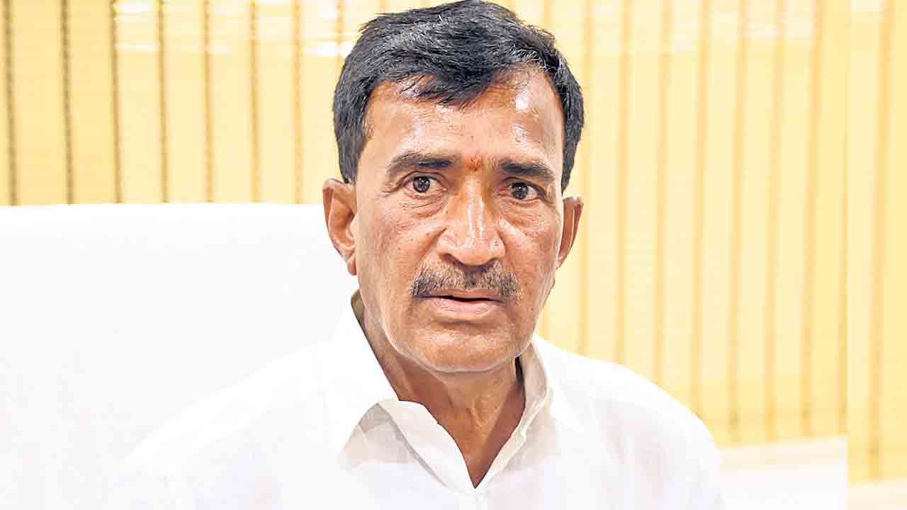 ప్రజల గొంతుకై హరీశ్‌రావు ప్రశ్నిస్తే కేసులా?