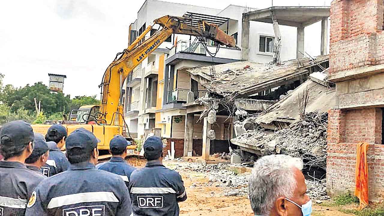 Hydraa | ఇండ్లు కూలినా.. ఈఎంఐ కడుతున్నాం.. హైడ్రా కూల్చేసిన ఇళ్ల యజమానుల కన్నీటి వెతలు