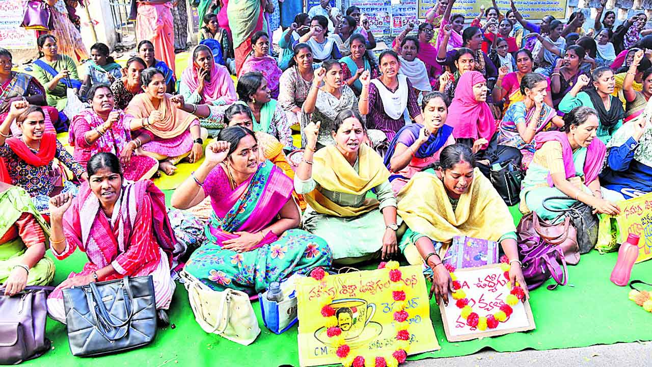 బోధనకు సెలవు.. ఫళ్లు కదలవు.. బడులపై ఎస్‌ఎస్‌ఏ ఉద్యోగుల సమ్మె ప్రభావం