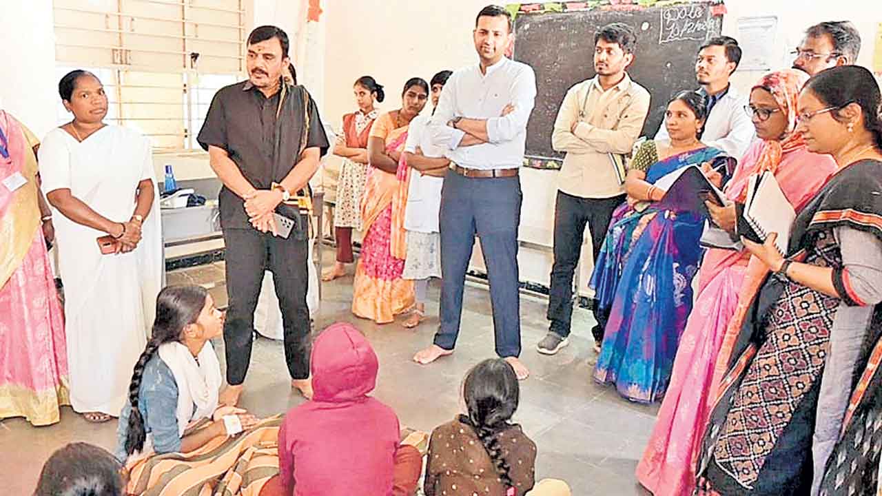 విద్యార్థినుల తల్లిదండ్రులకు నో ఎంట్రీ..