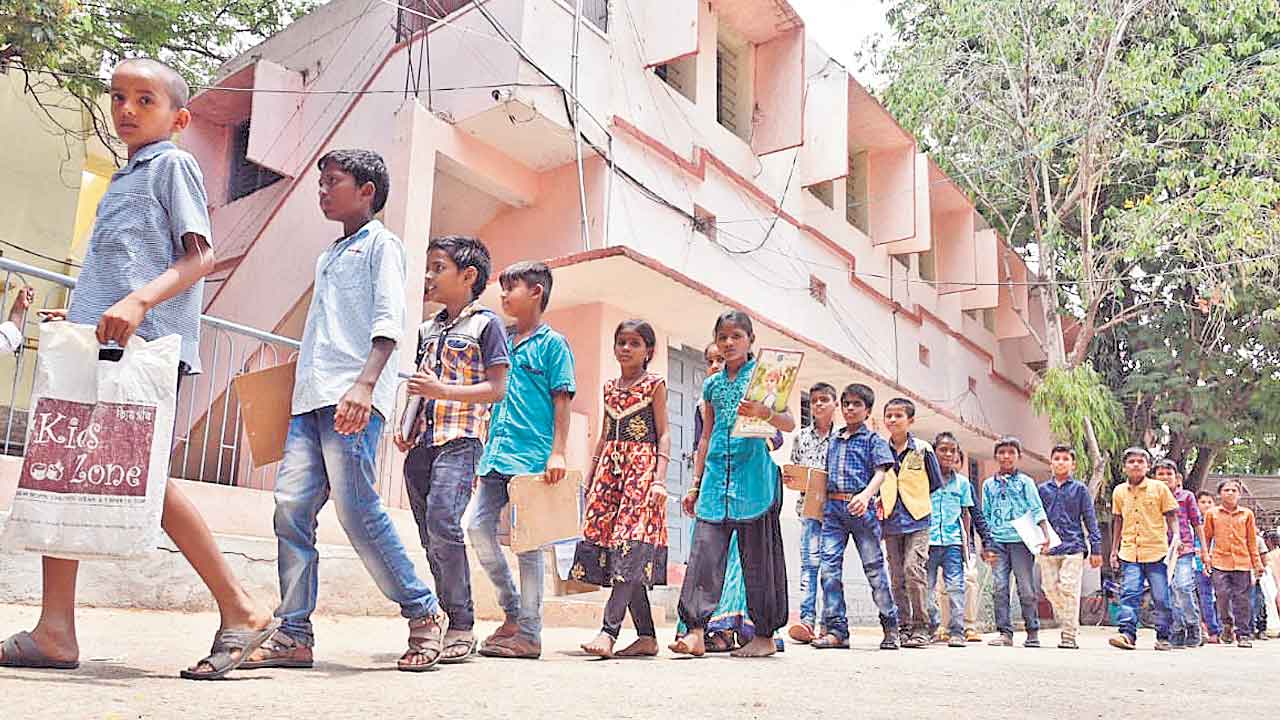 TGWREIS | ఓన్లీ మండే.. త్రీ అవర్స్‌ లిమిట్‌.. సోషల్‌ వెల్ఫేర్‌ ఆఫీస్‌లో నయా రూల్‌!