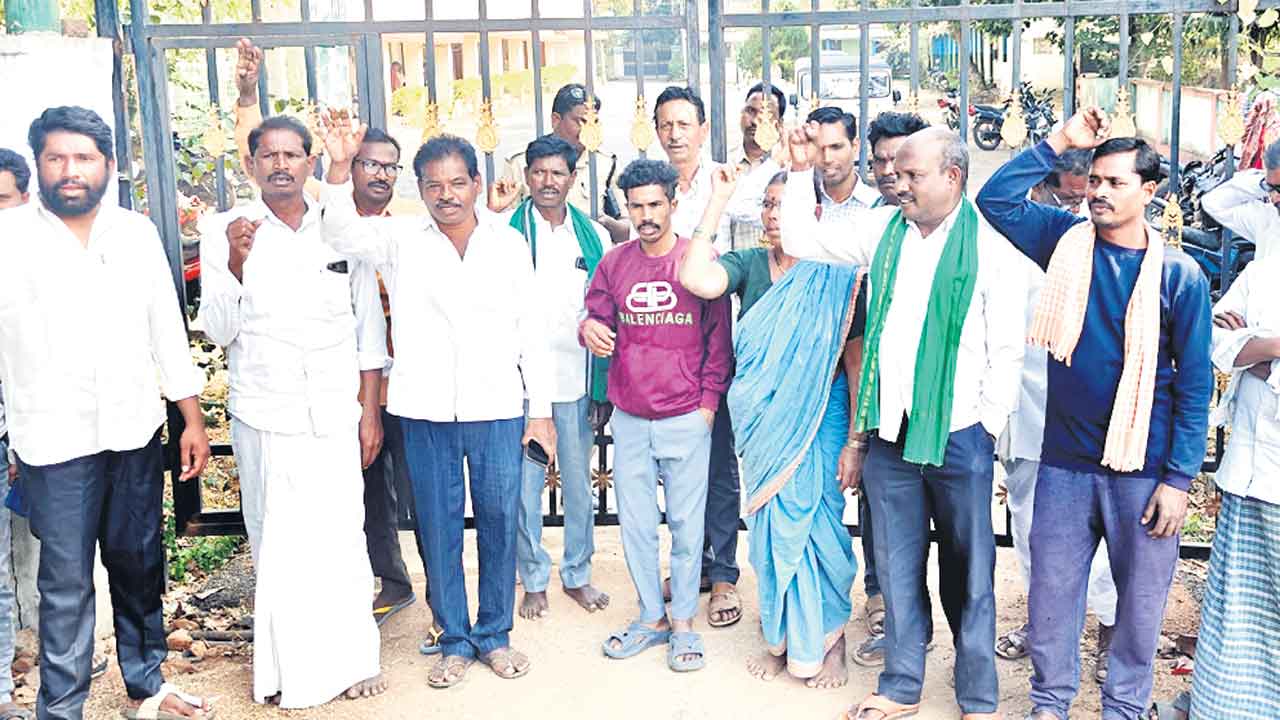 అటవీశాఖ అధికారుల అదుపులో మేకల కాపరి