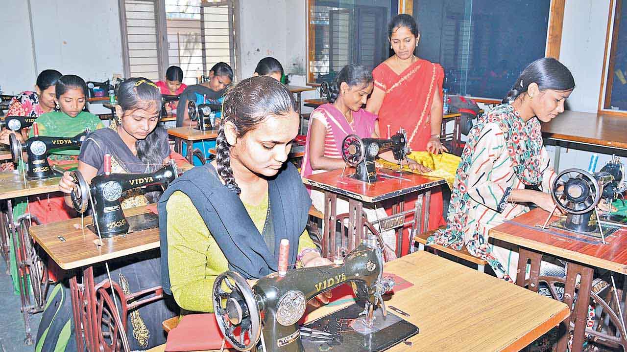 కుట్టు కూలీ ఇయ్యలె..