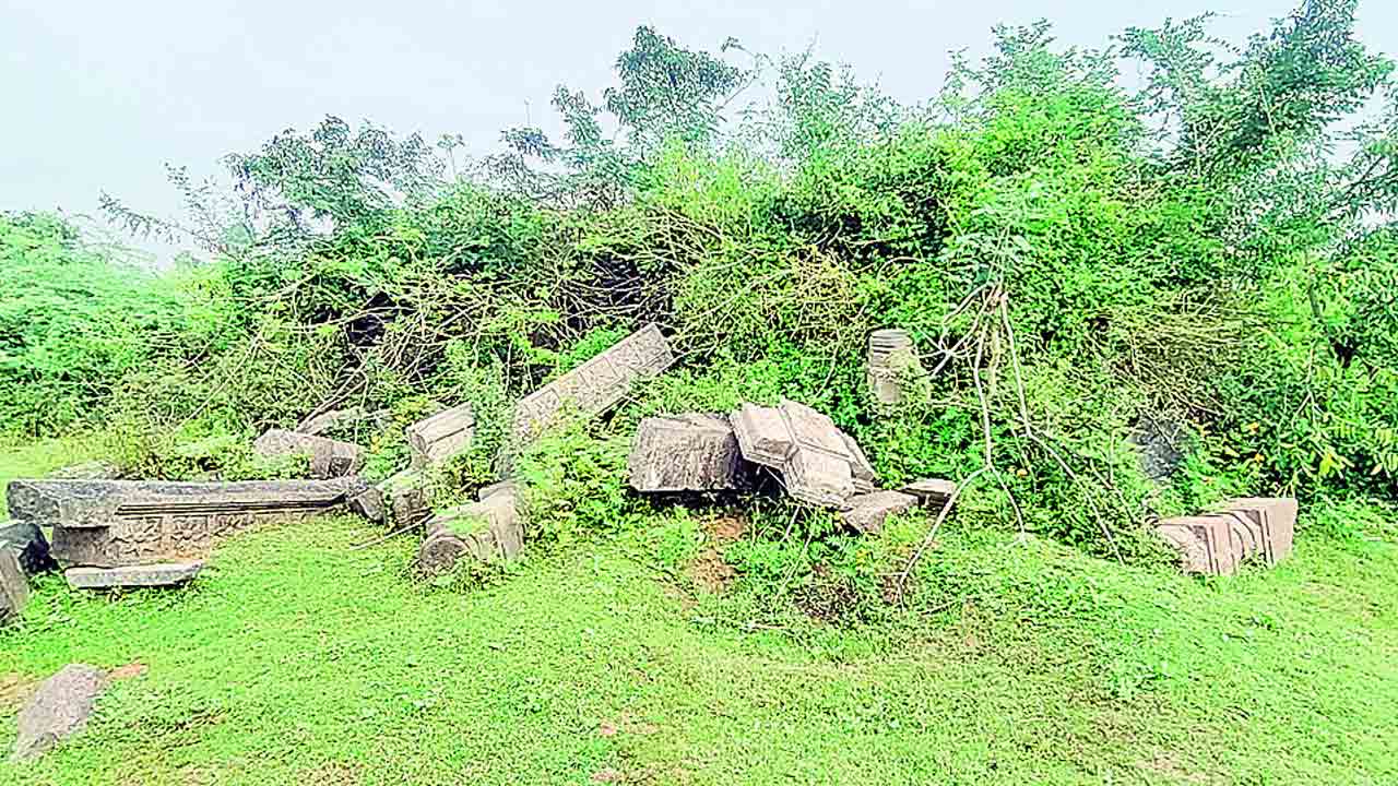 కాలగర్భంలో కాకతీయుల ఆనవాళ్లు