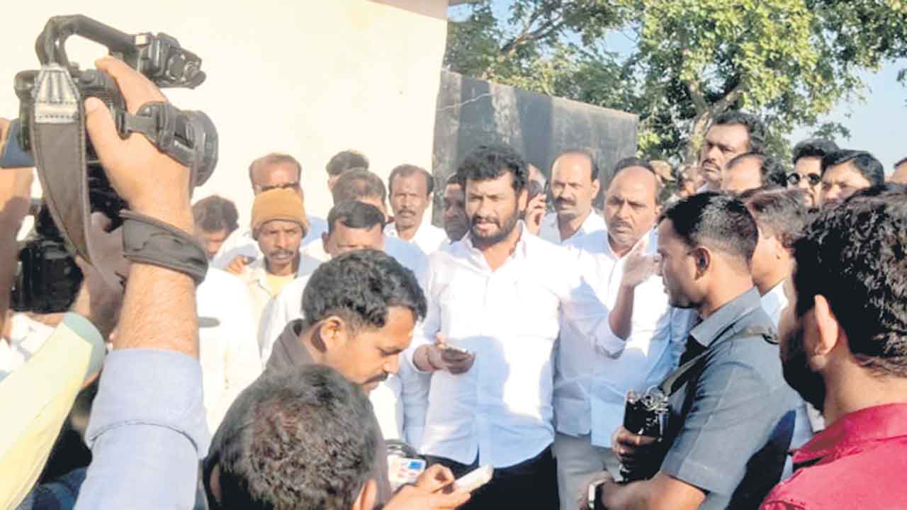 గిరిజన ఎమ్మెల్యే అని చిన్నచూపా?