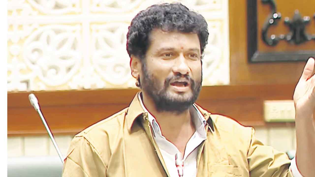 ఆదిలాఉపకార వేతనాలు అందించాలి