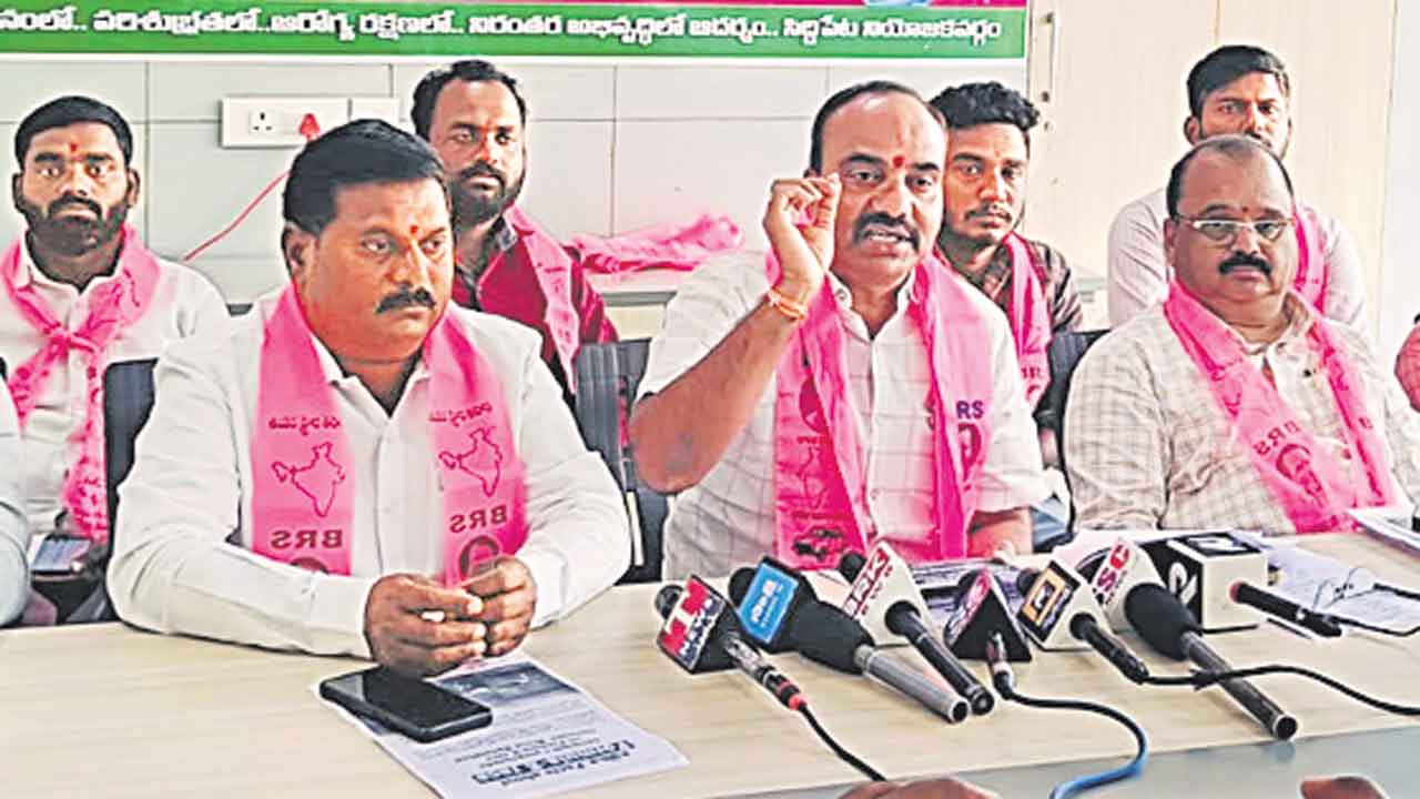 కుట్ర రాజకీయాలు చేస్తున్న కాంగ్రెస్‌