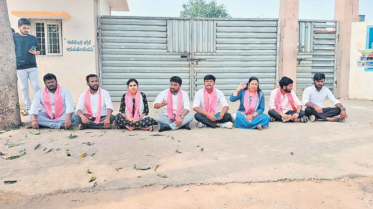 ఆశ్రమ పాఠశాల ఎదుట బీఆర్‌ఎస్వీ నిరసన