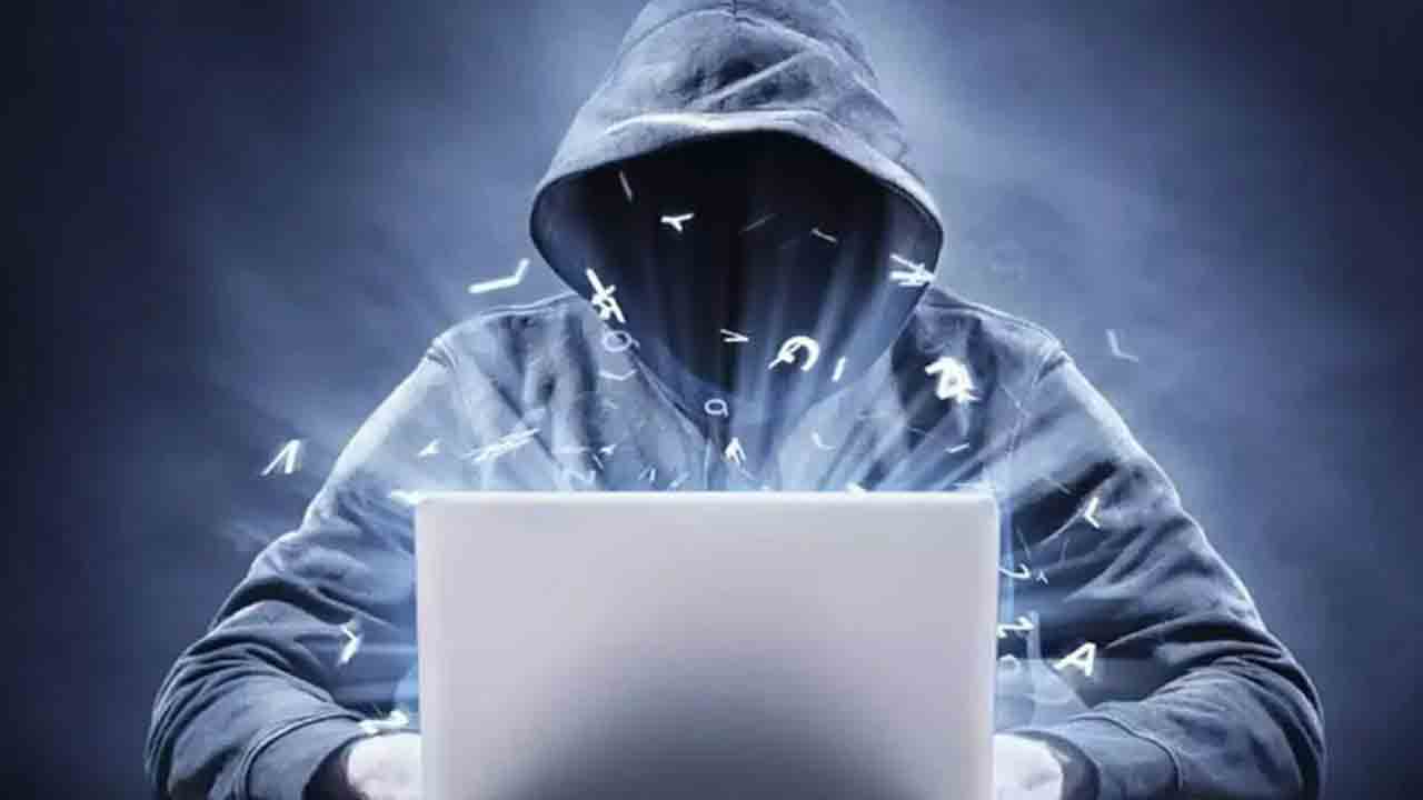 ఫొటోలు మార్ఫింగ్‌ చేసి ఇన్‌స్టాలో పెడతామని వేధింపులు