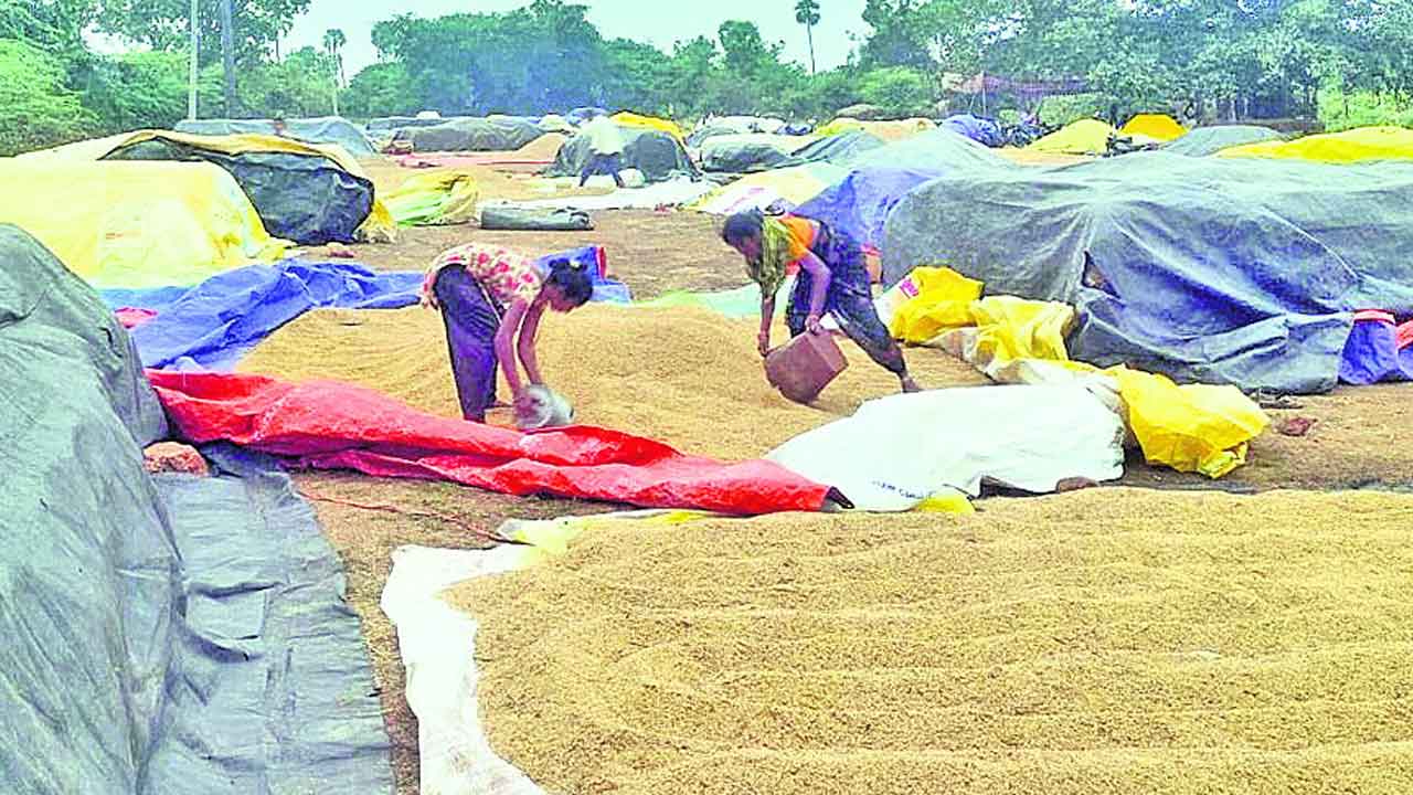 కొన్నది కొంతే..లక్ష్యం చేరని ధాన్యం కొనుగోళ్లు.. సగం వడ్లు కొనుగోలు కేంద్రాల్లోనే..