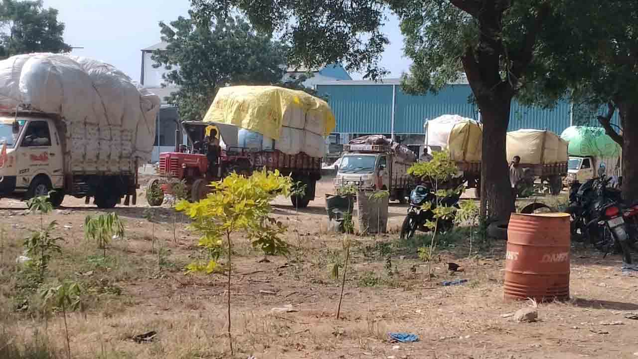 సరుకు ఒకరిది.. సందరం మరొకరిది..