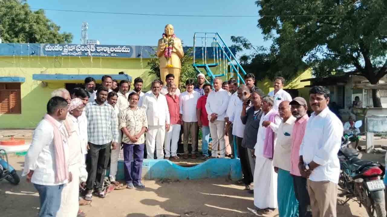 దేశానికి రాజ్యాంగాన్ని అందించిన మహనీయుడు అంబేద్కర్