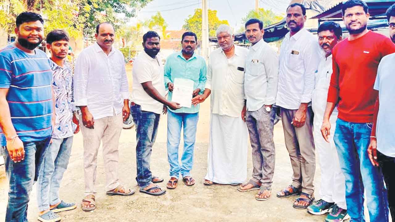 సీఎంఆర్‌ఎఫ్‌ చెక్కులు పంపిణీ చేసిన బీఆర్‌ఎస్‌ నాయకులు