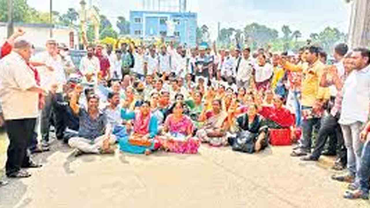 పట్టువీడని ఎస్‌ఎస్‌ఏ ఉద్యోగులు