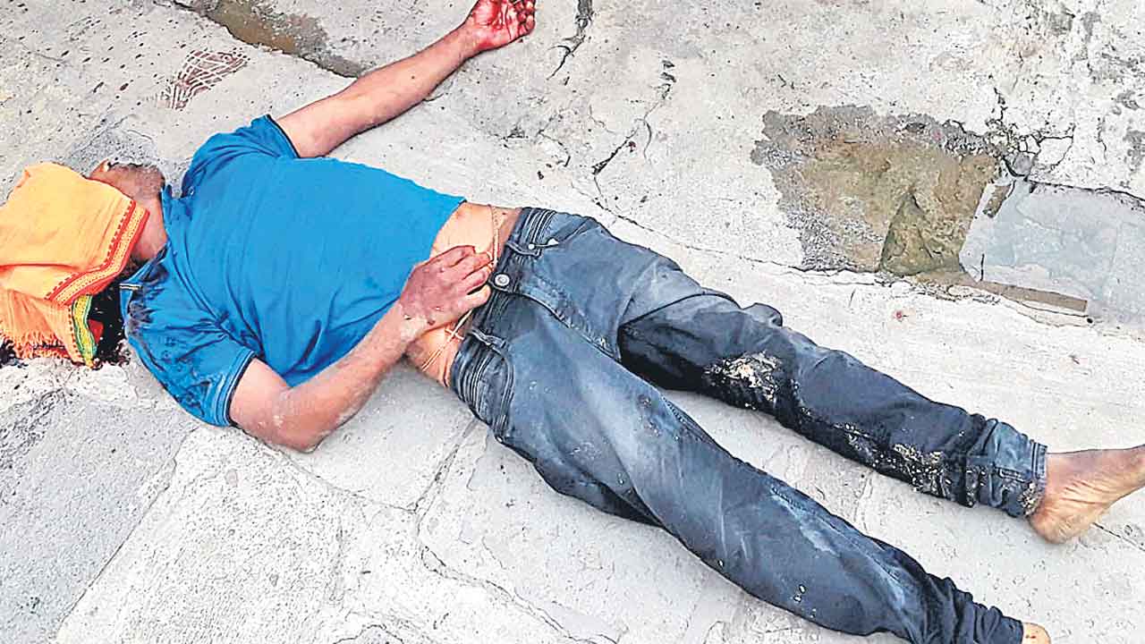 క్యాసారంలో తండ్రి చేతిలో కొడుకు హతం