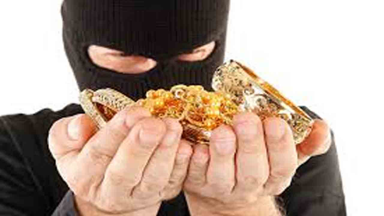 Crime News | వ్యాపారంలో ఎదుగుతున్నాడని.. అన్న ఇంట్లో 2 కిలోల బంగారం చోరీ చేసిన తమ్ముడు