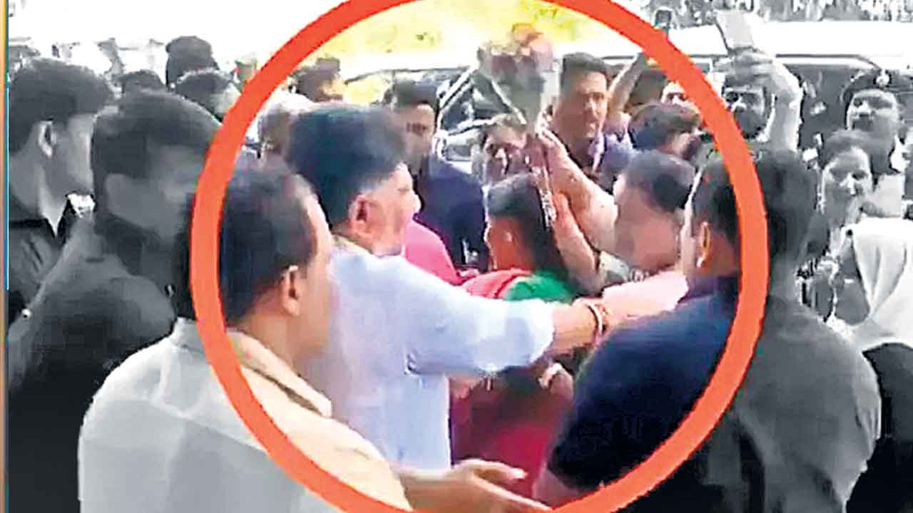 మహిళా కార్యకర్తలను తోసేసిన డీకే