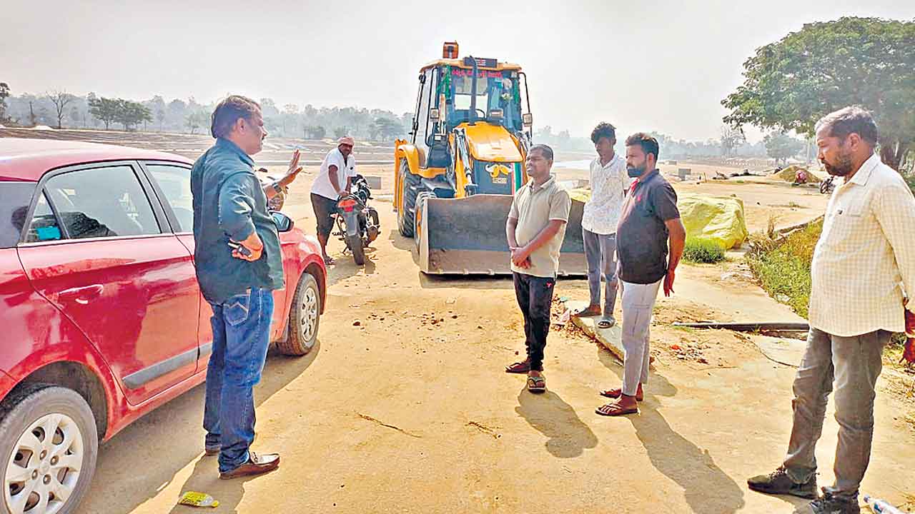 కాంగ్రెస్‌ నేతల ఇసుక అక్రమ రవాణా