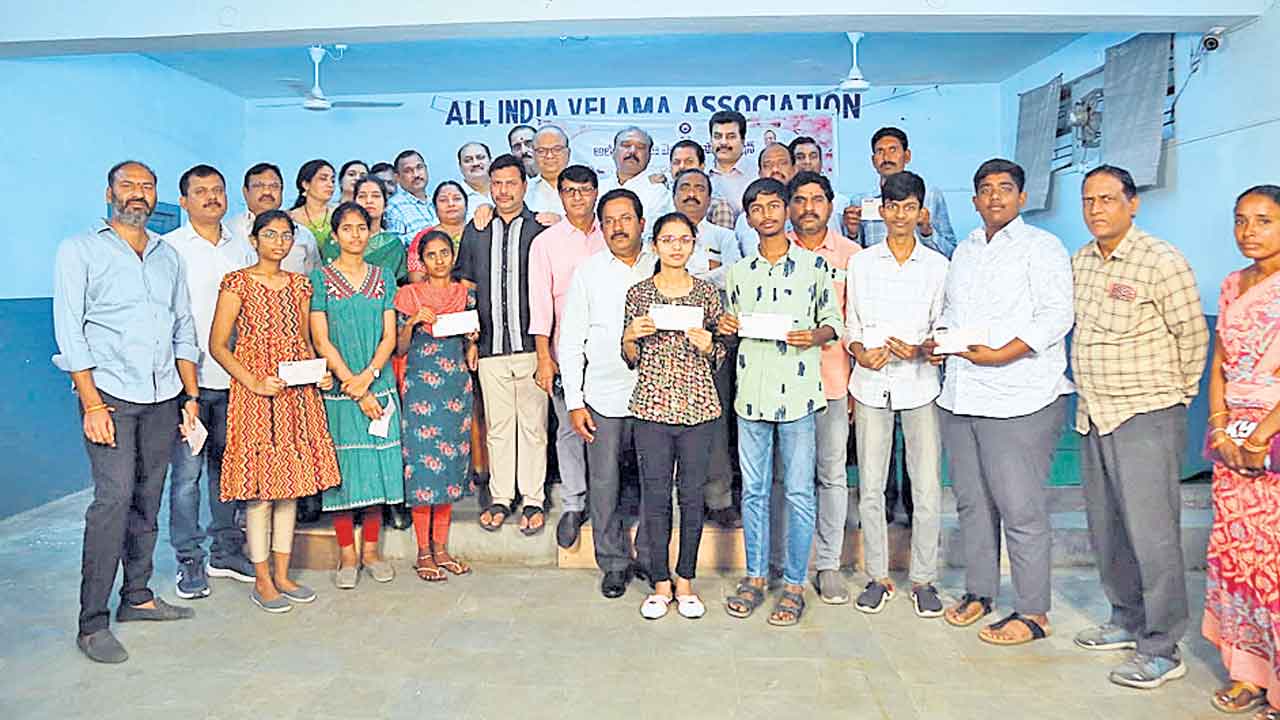 పేదలకు ‘విద్యా దాన నిధి’ స్కాలర్‌షిప్పులు