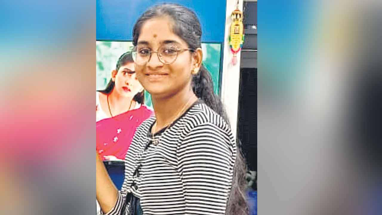 మార్కులు తక్కువ వచ్చాయని మందలించిన తల్లిదండ్రులు