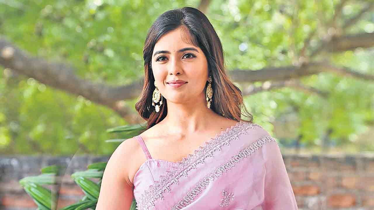 Amritha Aiyer | మహారాణిలా కనిపించాలి.. ఆ పాత్రల కోసం ఎదురుచూస్తున్నా: అమృత అయ్యర్‌