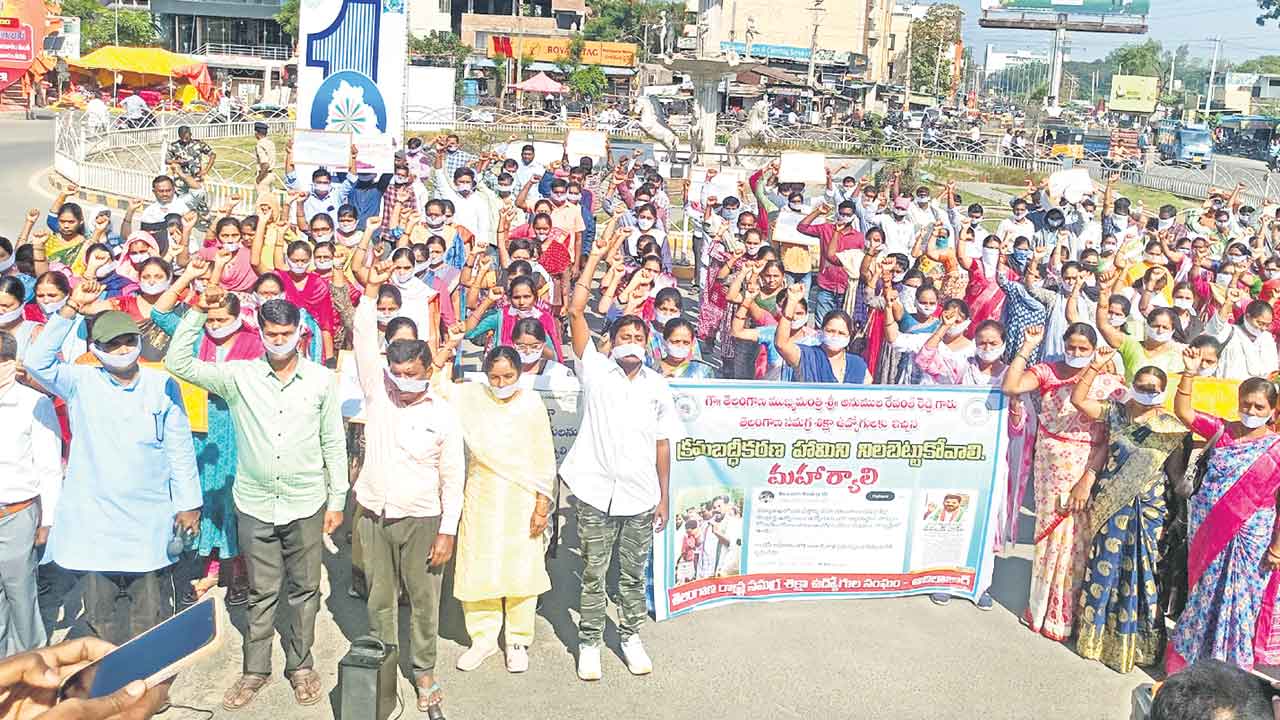 నోటికి గుడ్డలు కట్టుకుని మౌన దీక్ష