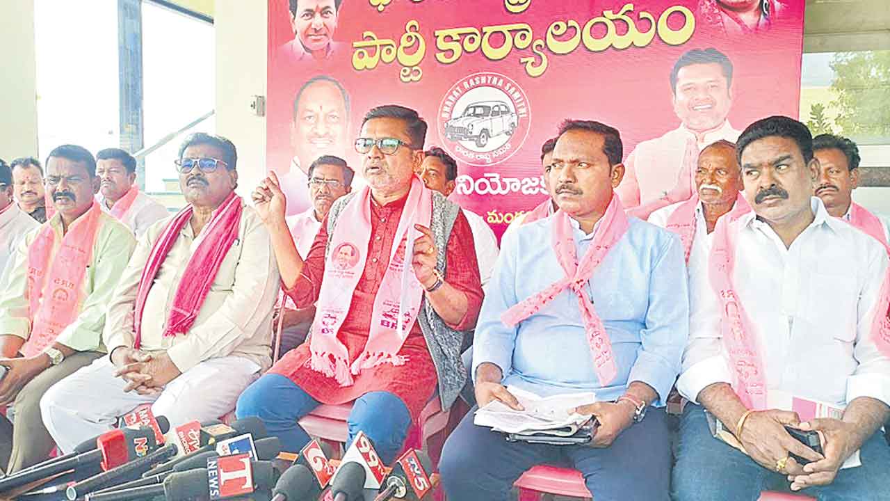 మంత్రిపై చీటింగ్‌ కేసు పెట్టాలి