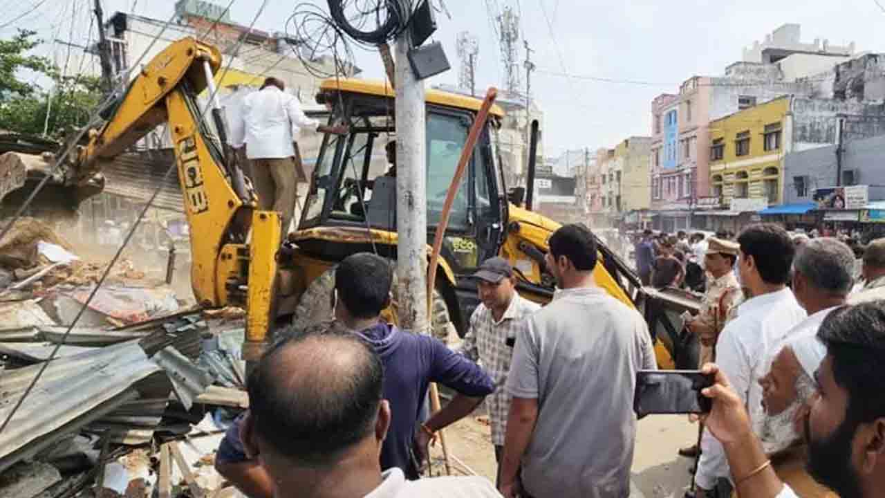 Street Vendors | వీధి వ్యాపారులపై సర్కారు కన్నెర్ర.. 125 కుటుంబాలను రోడ్డున పడేసిన రేవంత్‌