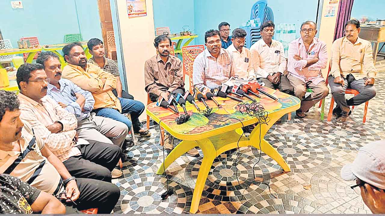 అన్నంలో విషం పెట్టి కాల్చి చంపారు