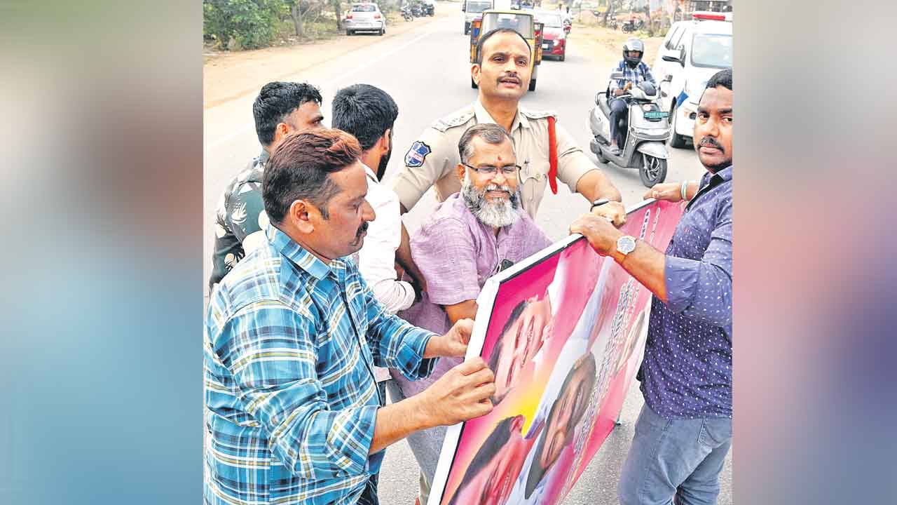 కేసీఆర్ ఫ్లెక్సీకి క్షీరాభిషేకాన్ని అడ్డుకున్న పోలీసులు