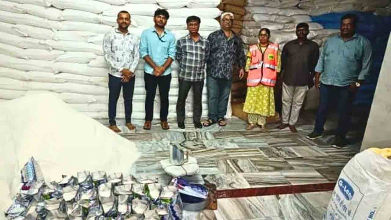 కొబ్బరిపొడి తయారీ కేంద్రంపై దాడులు