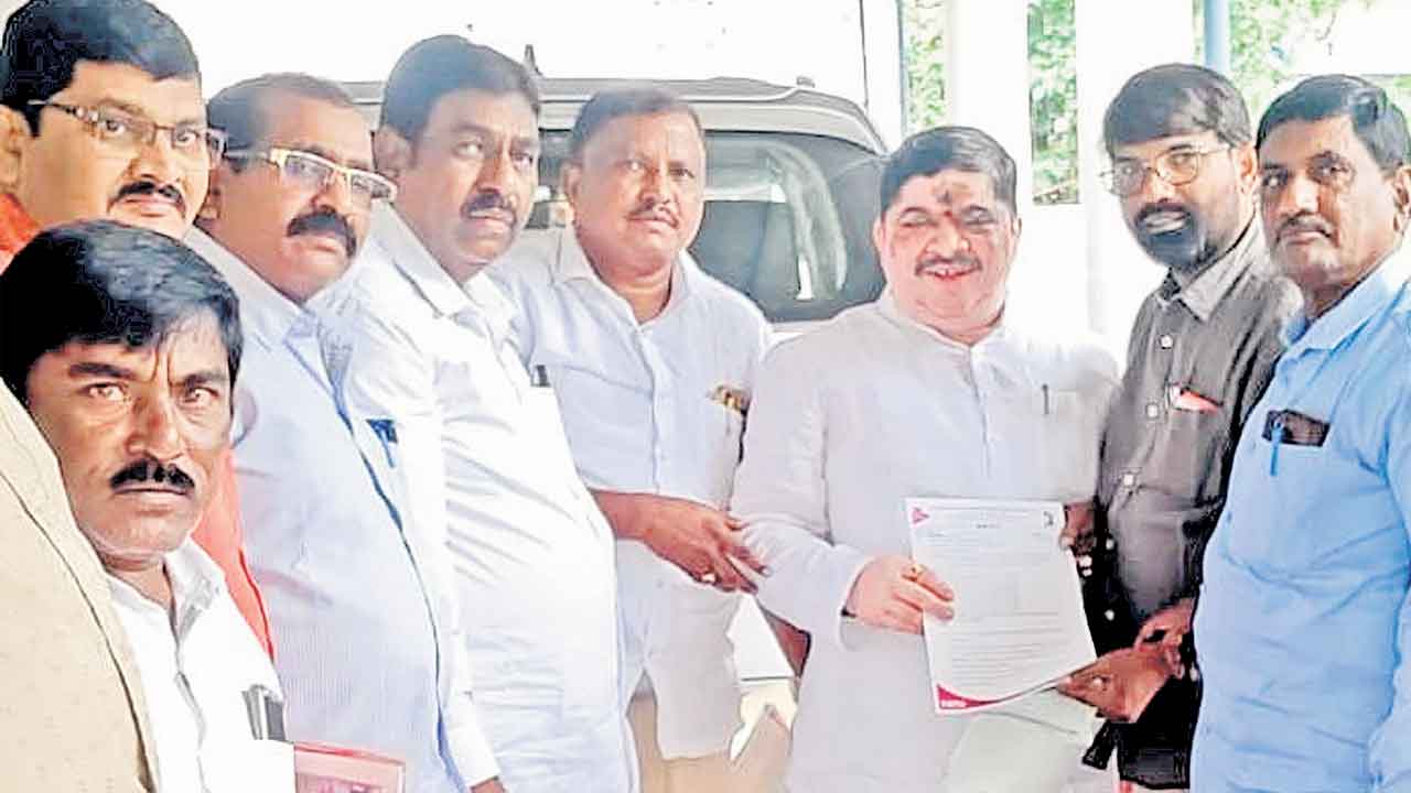 ఆటో డ్రైవర్లను ఆదుకోవాలి