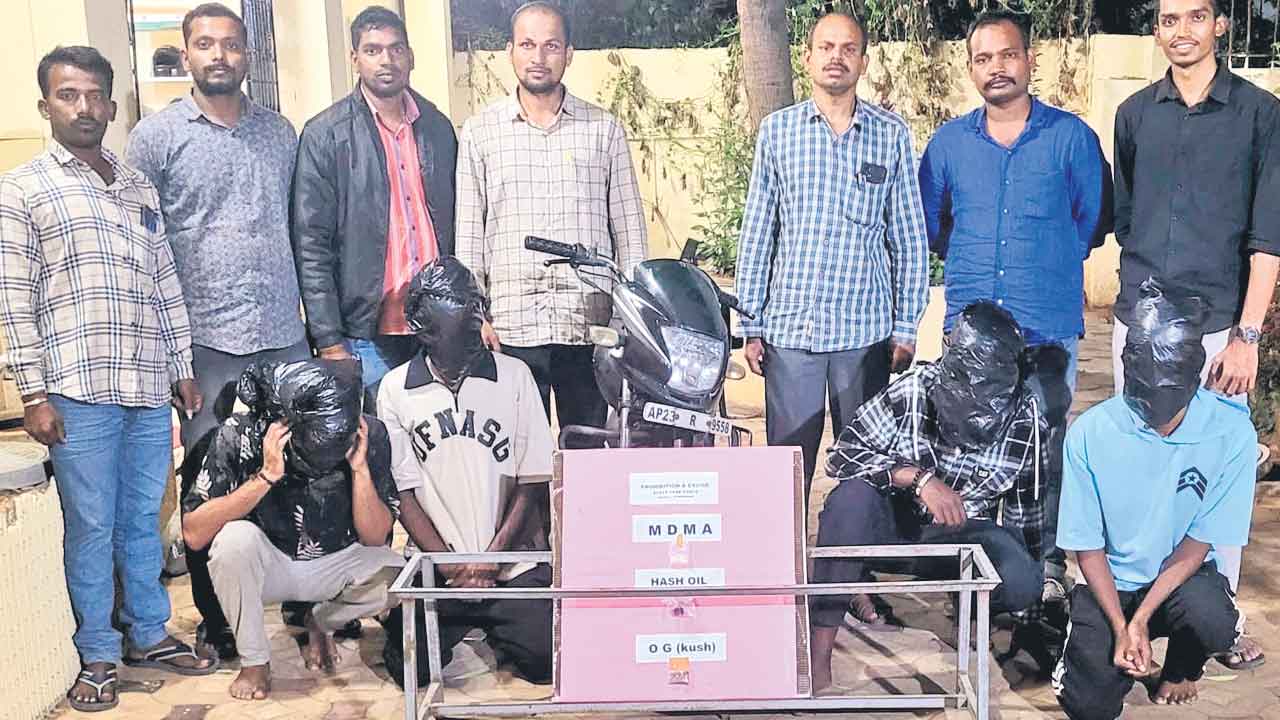 డ్రగ్స్‌ పెడ్లర్లుగా మారిన టెకీలు