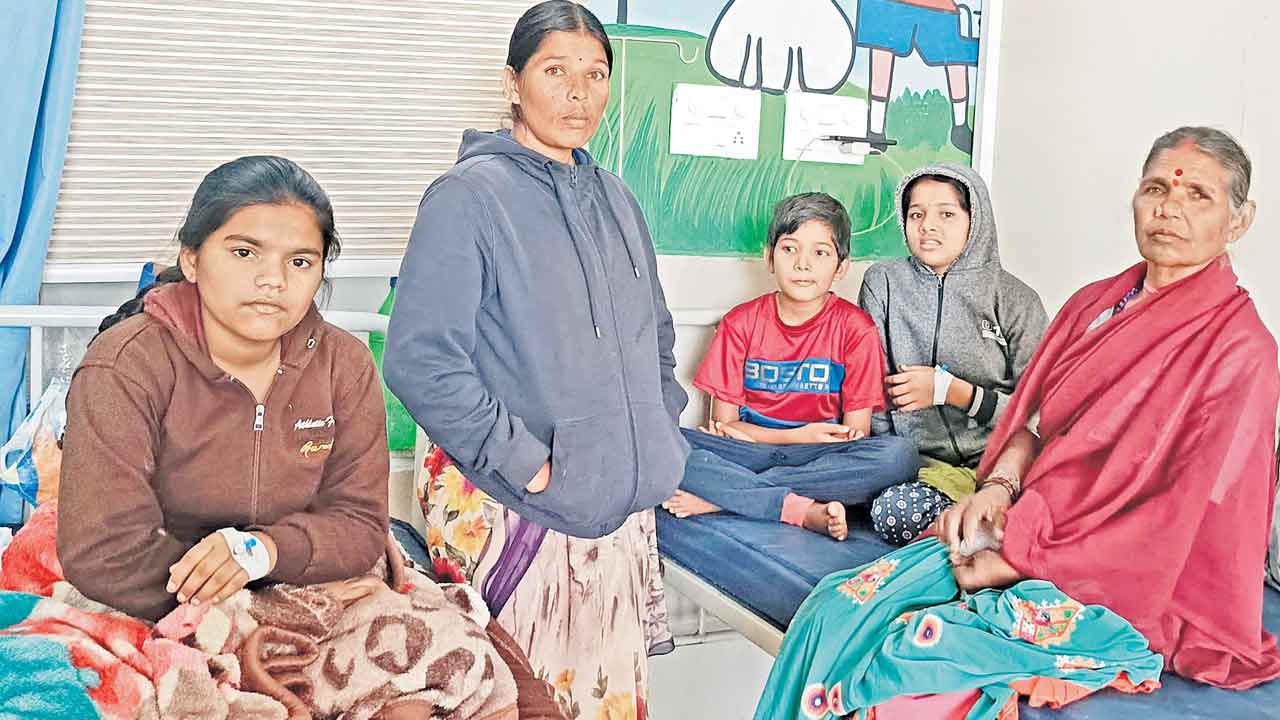 Gurukula Schools | అమ్మో హాస్టల్‌లో ఉండలేం.. గురుకులాల్లో ఫుడ్‌పాయిజన్‌పై విద్యార్థుల తల్లిదండ్రుల ఆందోళన!