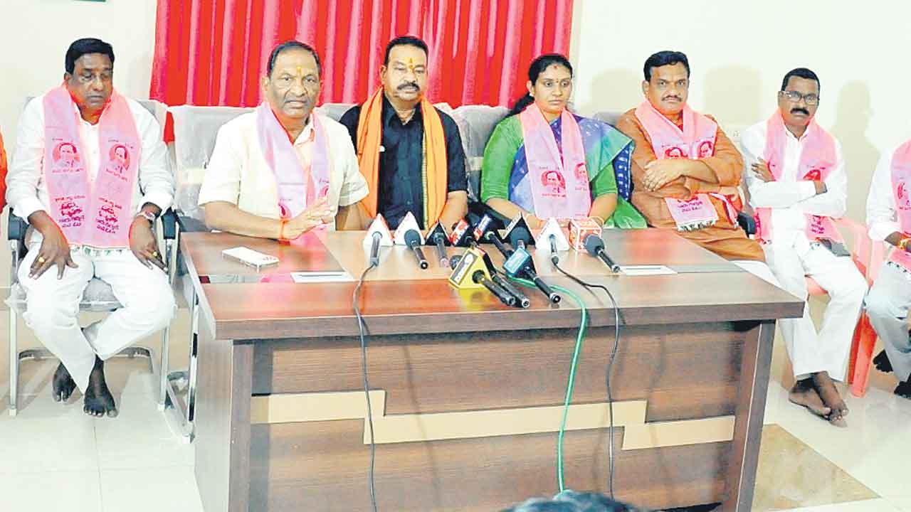 ప్రశ్నిస్తే అరెస్టులా..?