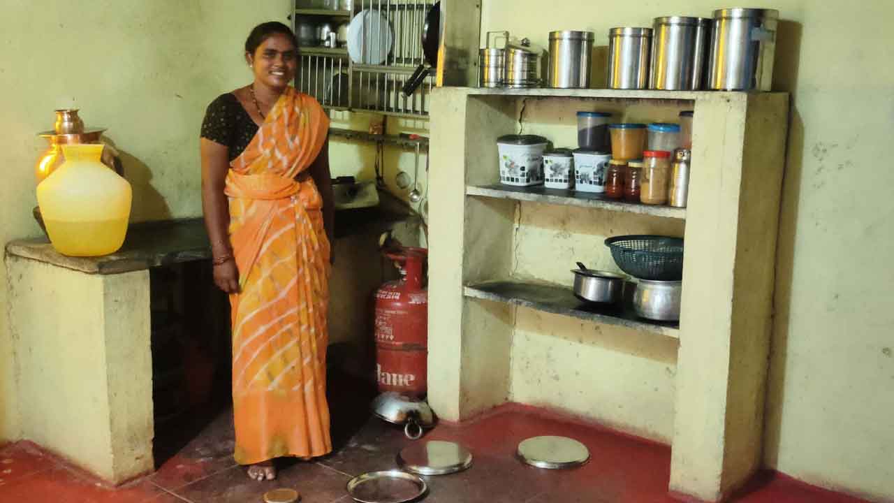 కంపించిన భూమి.. ఇండ్ల నుంచి పరుగులు పెట్టిన జనం