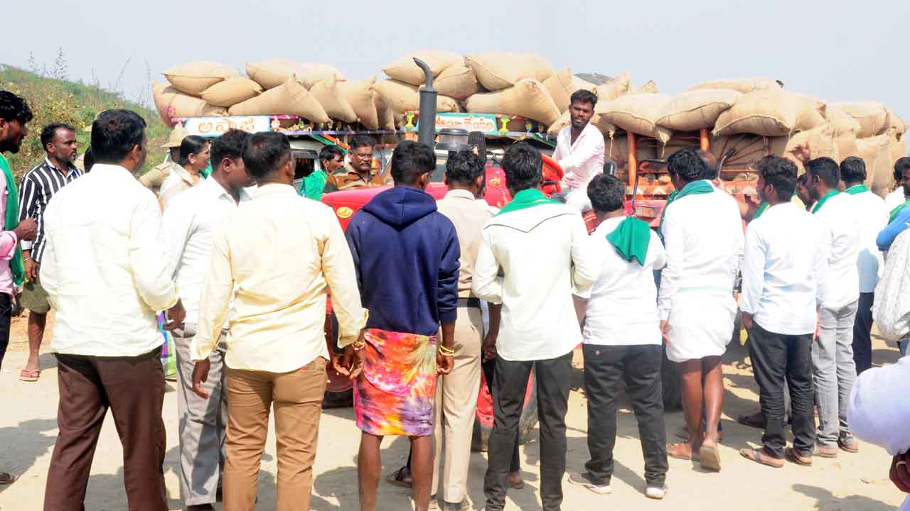 కనుగోళ్ల పంచాయితీ.. తెలంగాణ ధాన్యం కర్ణాటకకు రావొద్దంటూ అడ్డగింత