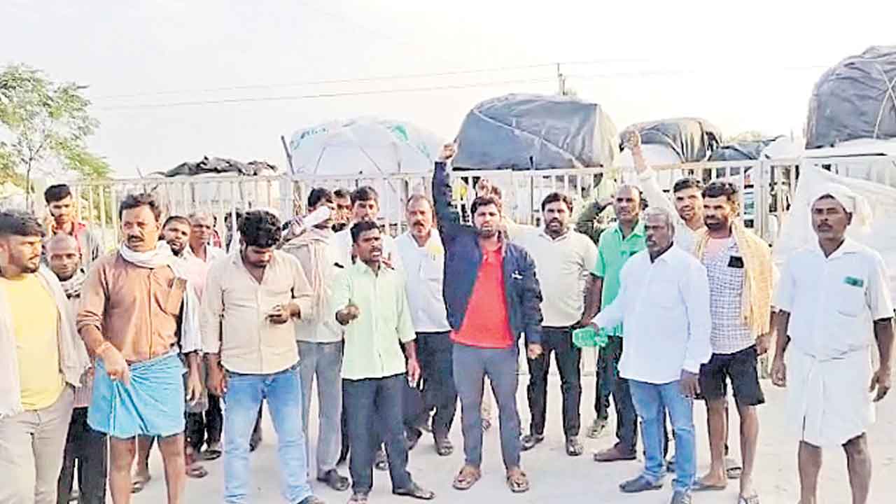 సీసీఐ పత్తి కొనడంలేదని రైతుల ఆందోళన
