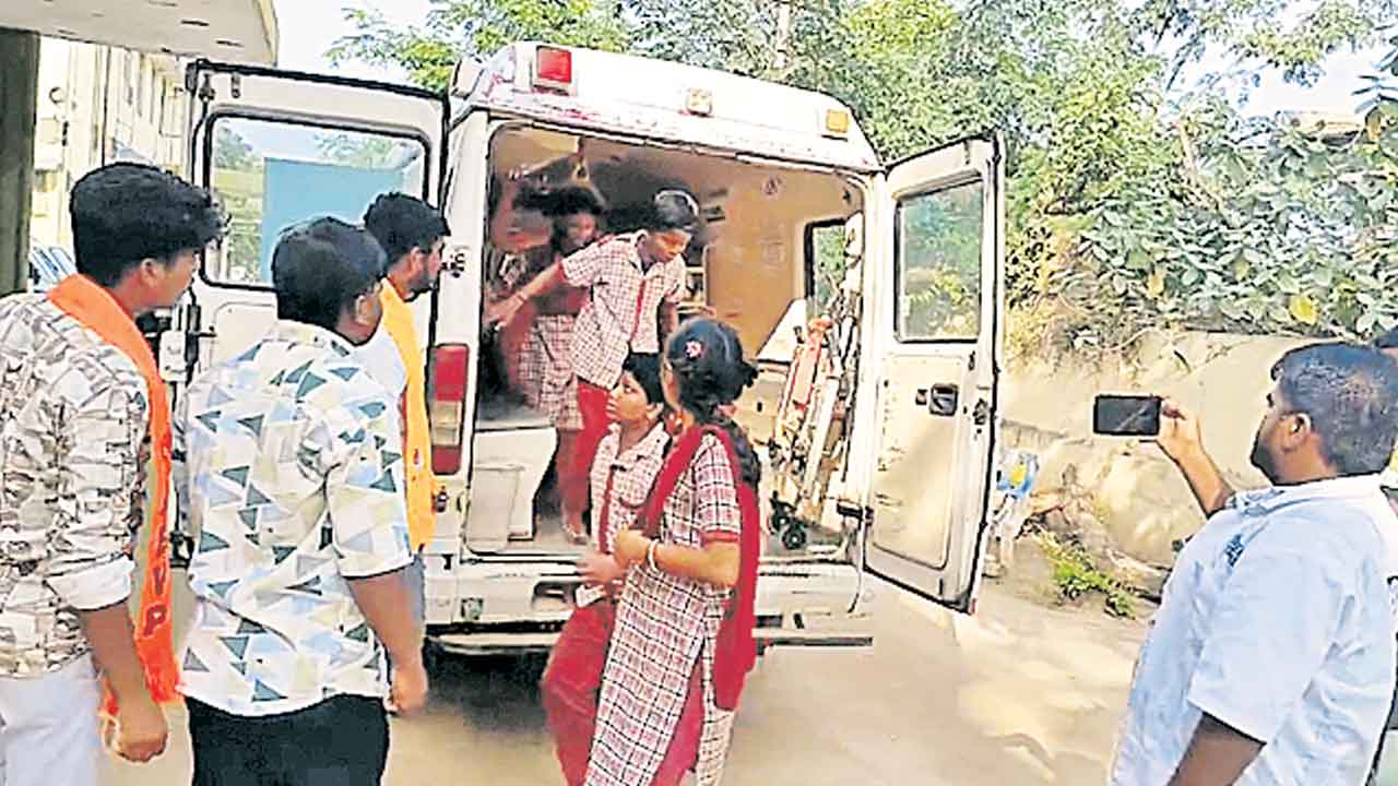 ‘ఆదర్శ’ విద్యార్థులకు అస్వస్థత