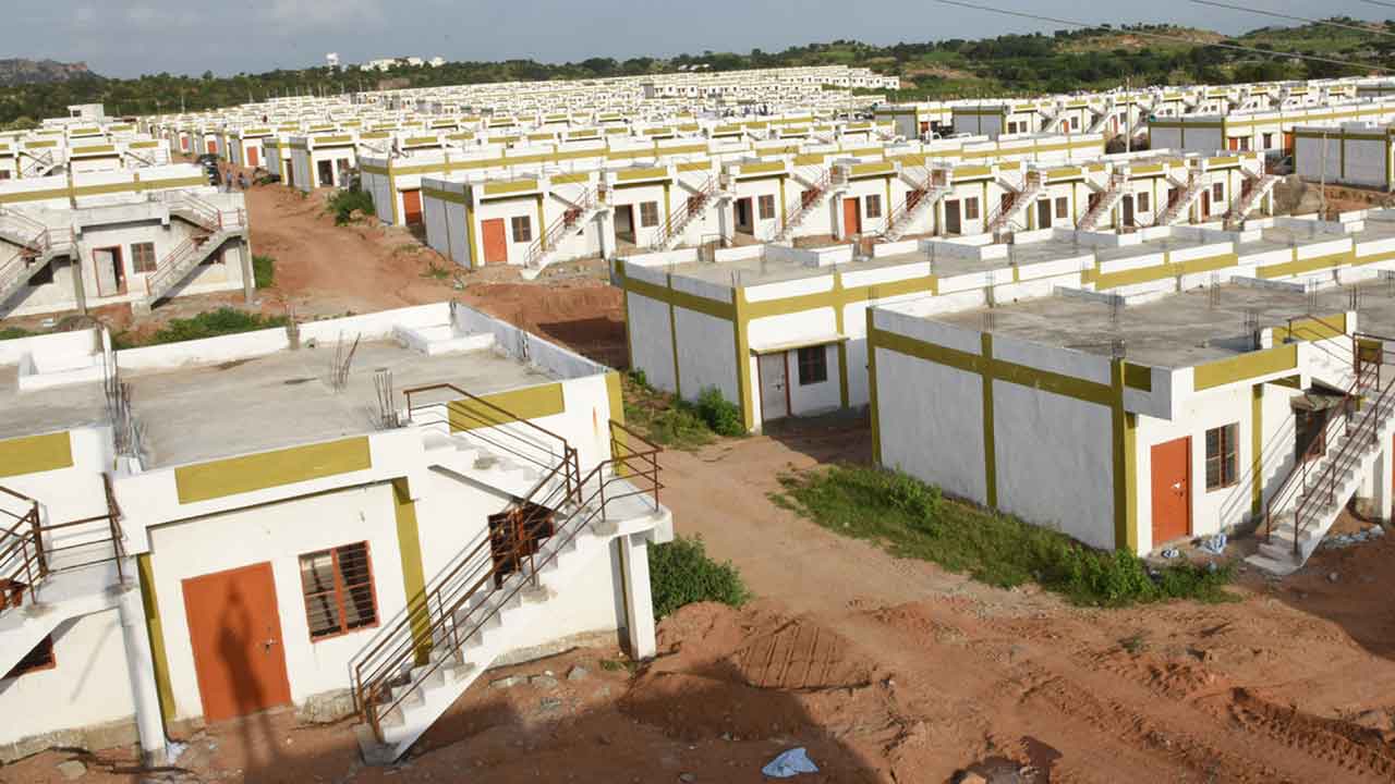 ఎదురుచూపులు!.. కలల సౌధంలోకి కాలుపెట్టేదెన్నడో..?