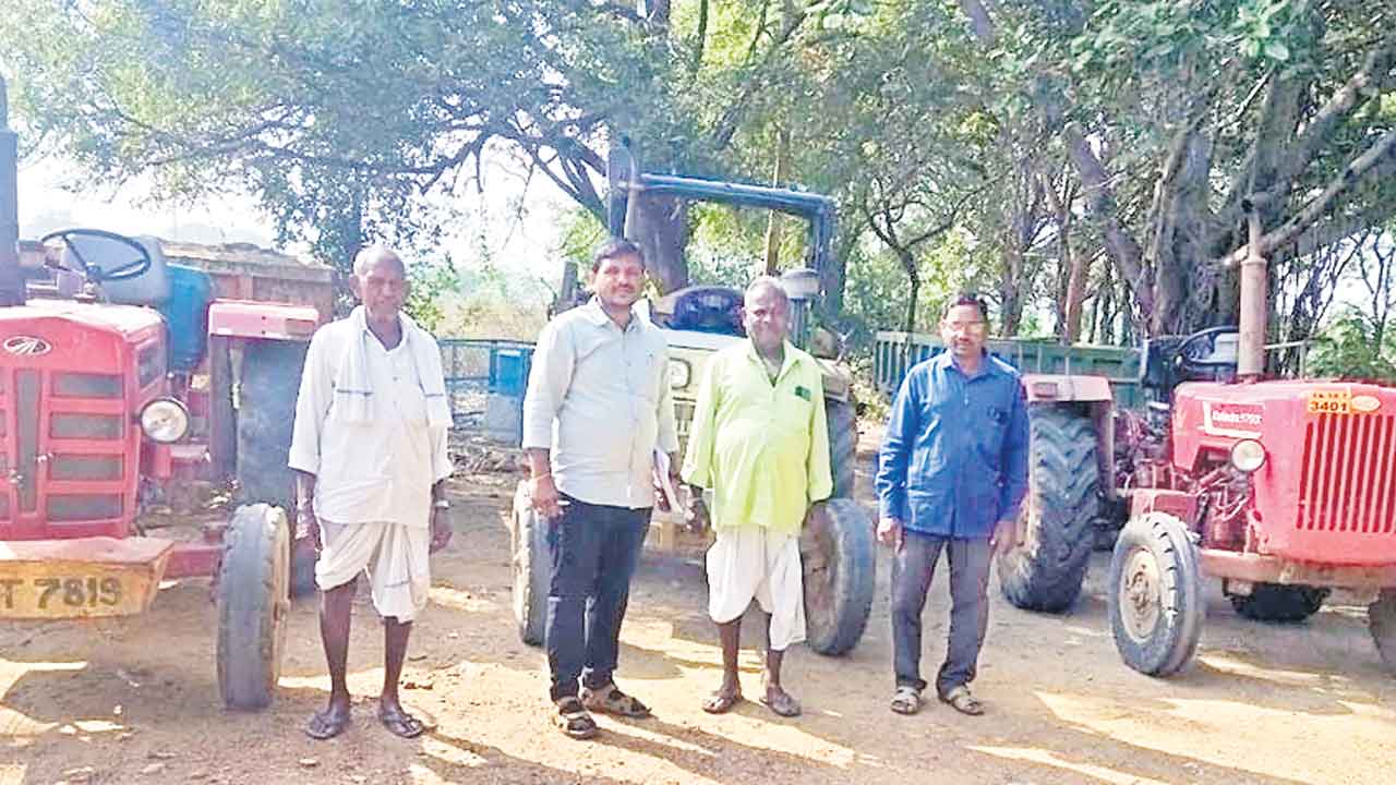 ఇసుకను తరలిస్తున్న మూడు ట్రాక్టర్లు సీజ్‌