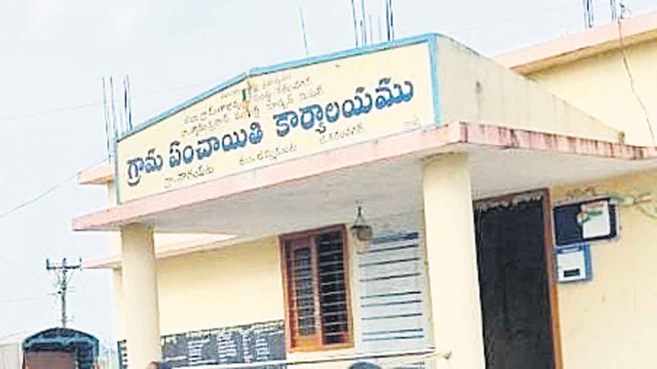 కార్యదర్శి ఒకరు.. సమాధానం మరొకరిది