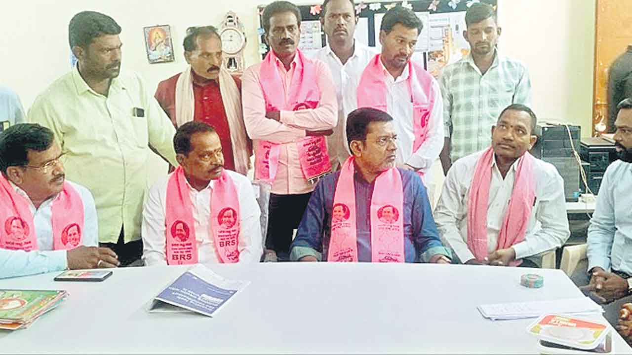 విద్యార్థుల పొట్ట కొడుతరా..?