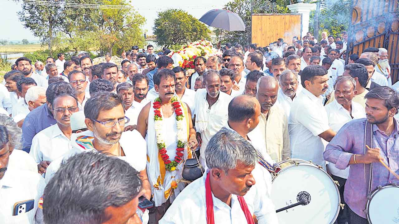 అశ్రునయనాల మధ్య జంగిరెడ్డి అంత్యక్రియలు
