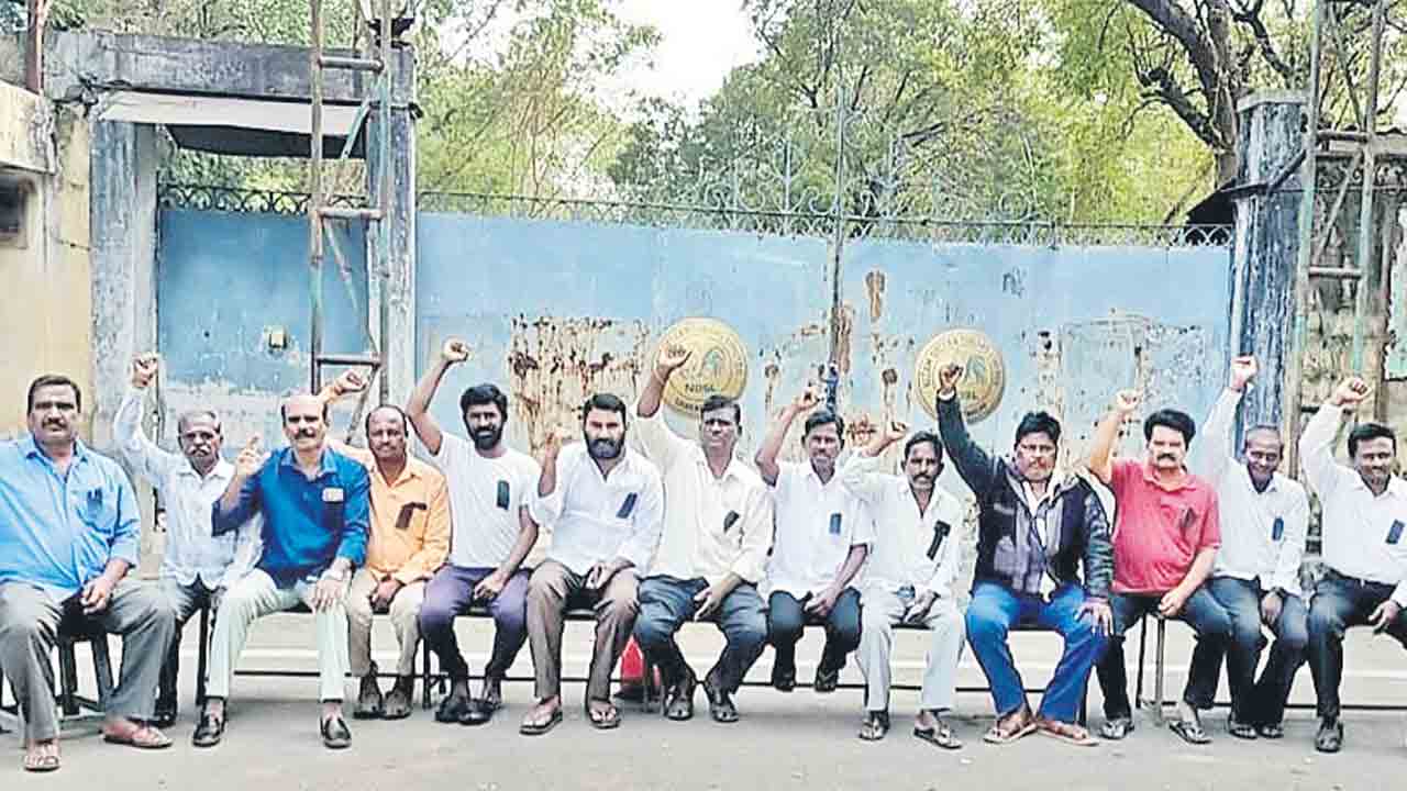 నిజాంషుగర్స్‌ ఎదుట కార్మికుల నిరసన